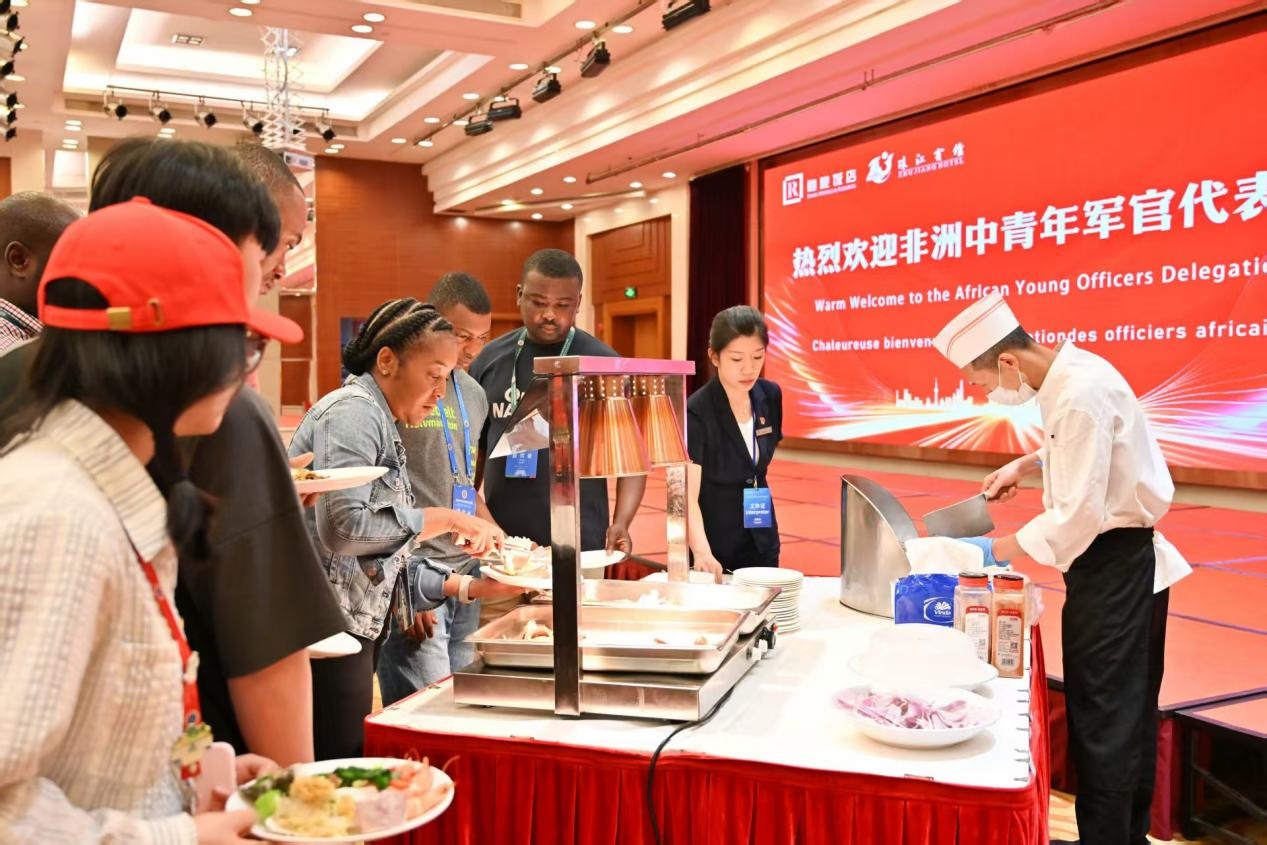 宾馆接待非洲中青年军官代表团 赵纭萩.jpg 金贝官网