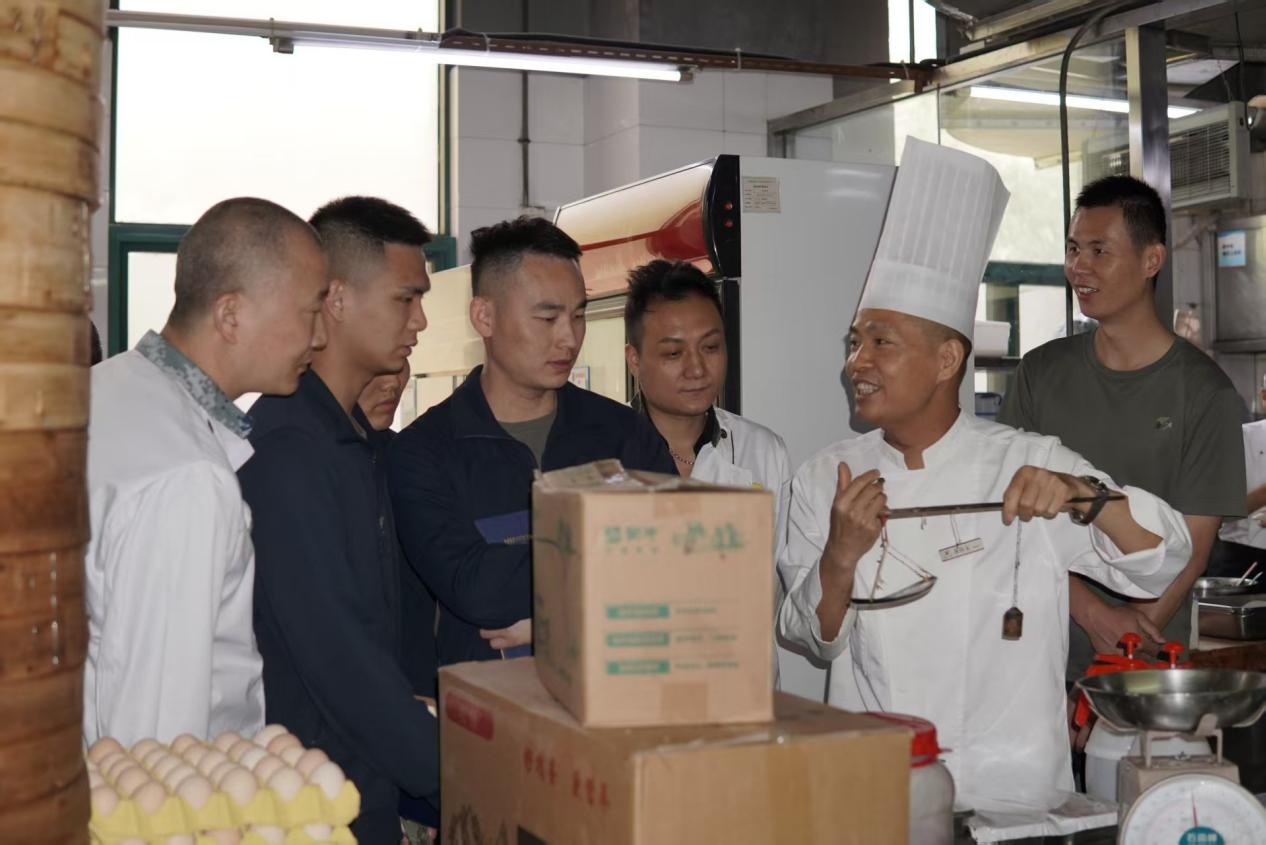 宾馆厨师与部队炊事员交流烹饪技巧.jpg 金贝官网