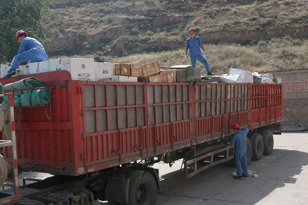 首批数万件电子元件、铅酸电池等退役报废物资交接现场。-600.jpg 金贝官网
