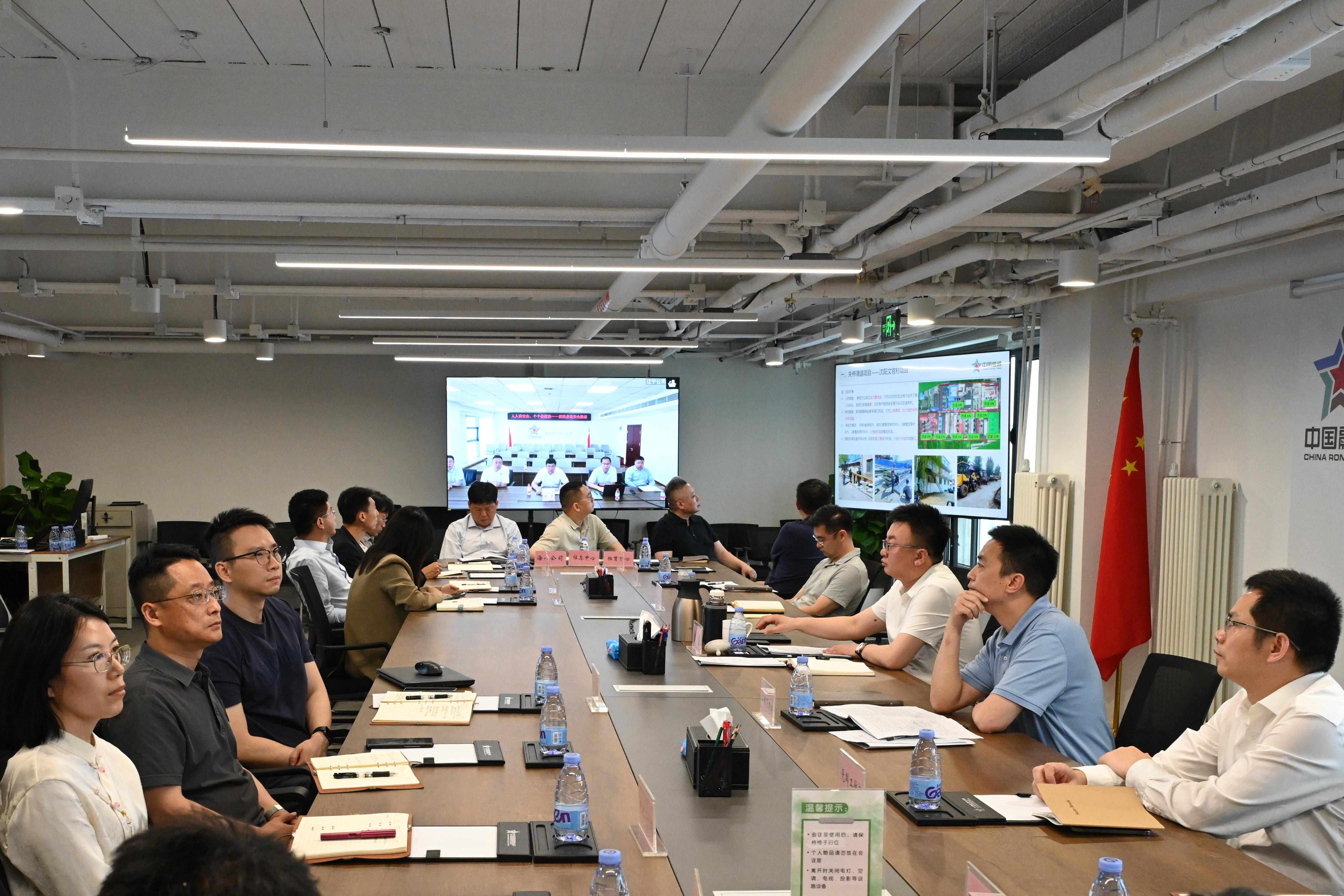 金贝
地产召开 2025 年第二次安全环保委员会扩大会议暨 “安全生产月”启动会议.jpg 金贝官网