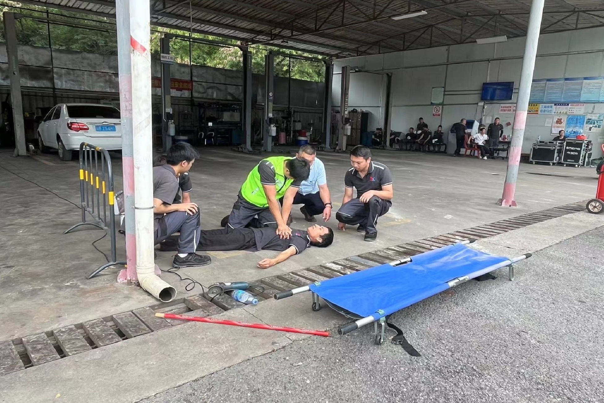 地产广东公司组织触电事故应急演练.jpg 金贝官网