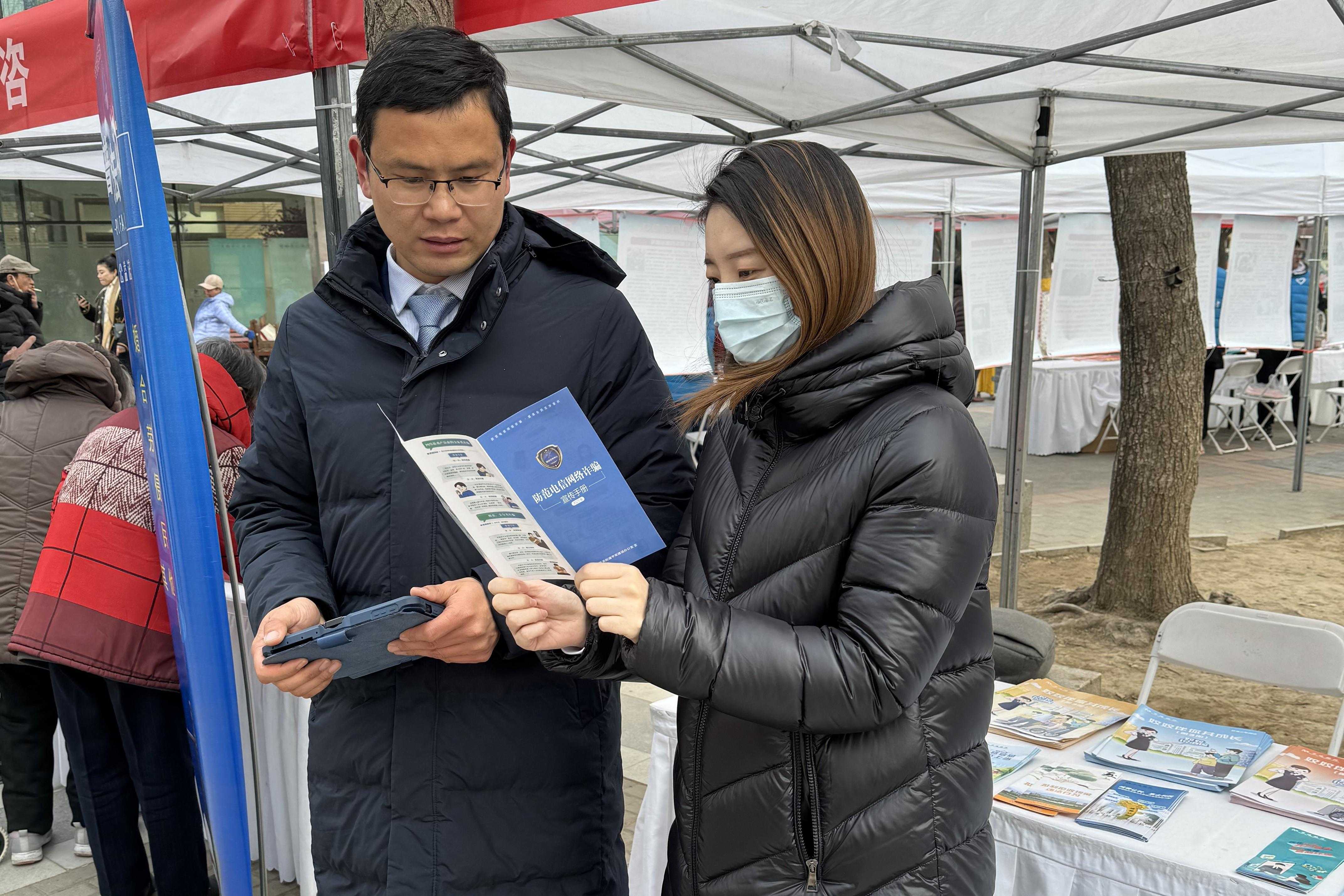 组织开展金融知识进社区志愿服务活动 陈亮摄.jpg 金贝官网