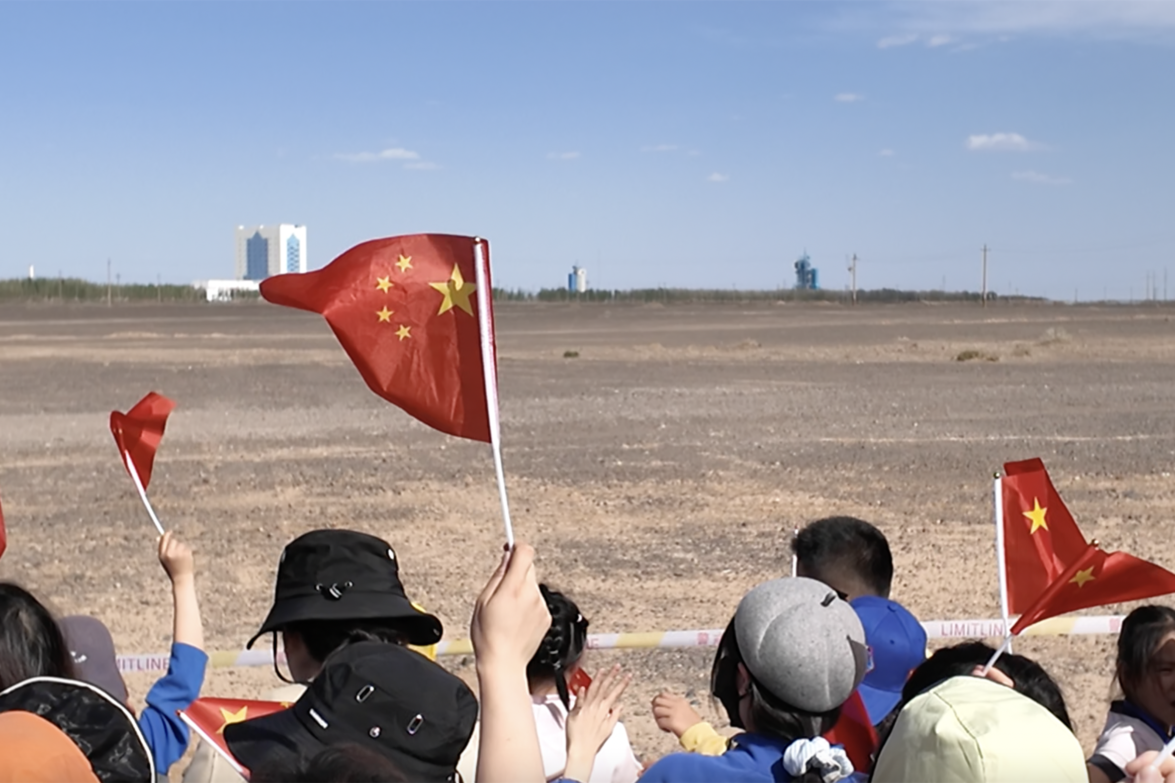 人们从各地赶来,等待神舟二十号发射的高光时刻 杜文慧摄.png 金贝官网