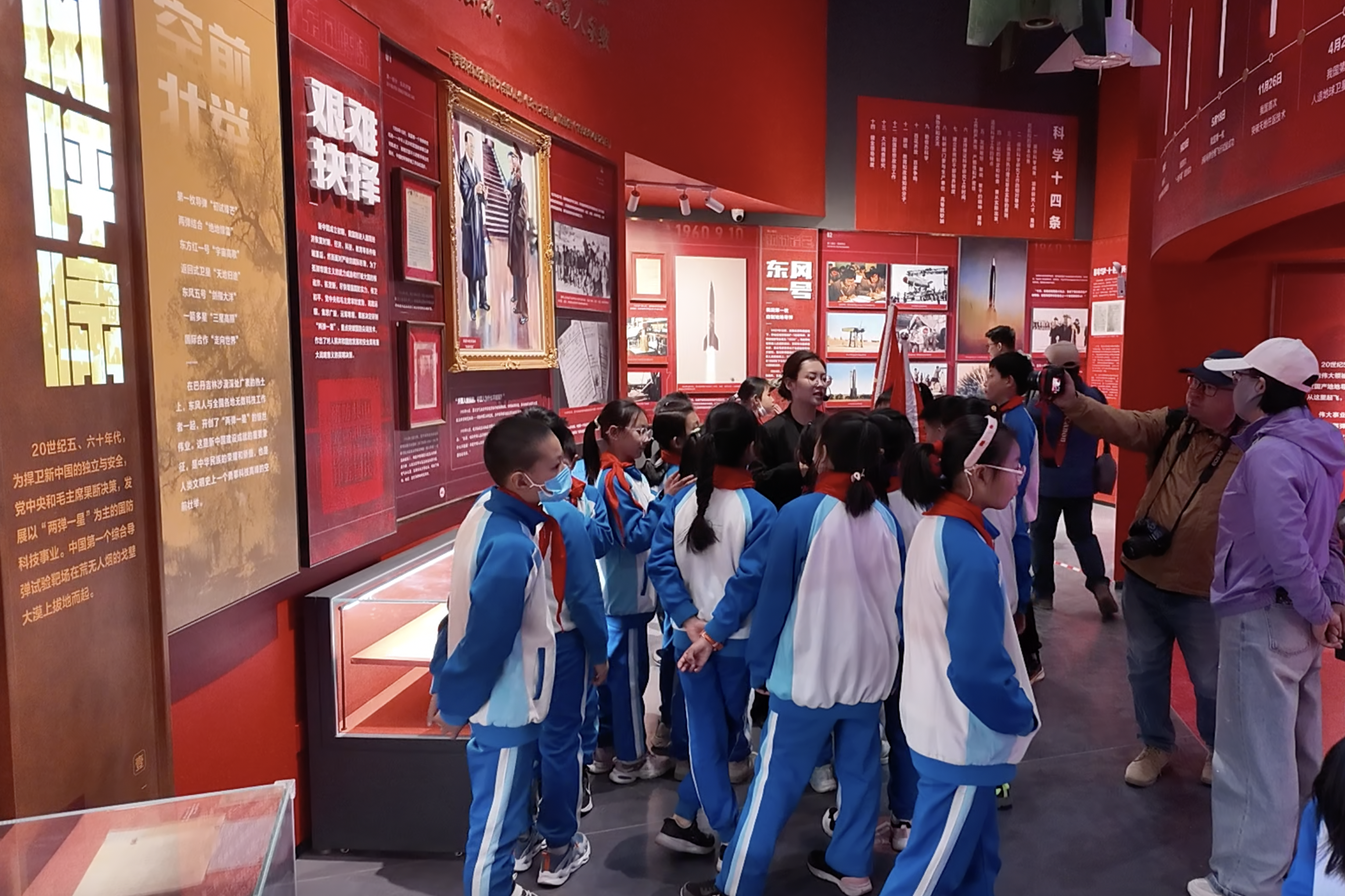 研学少年跟随讲解员的脚步学习了解我国航天事业发展史 杜文慧摄.png 金贝官网