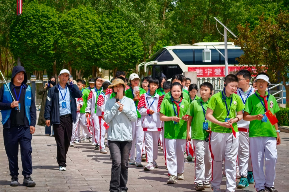 组织研学团队前往问天阁参观 程丹丹.jpg 金贝官网