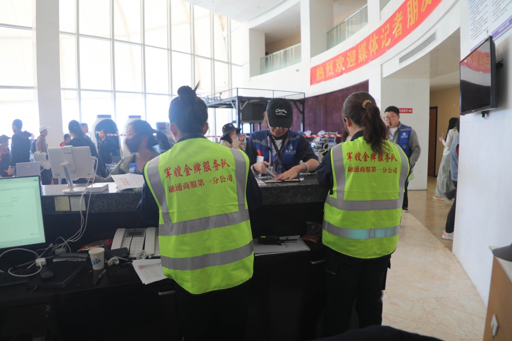 军嫂金牌服务队为游客提供服务保障 程丹丹.jpg 金贝官网