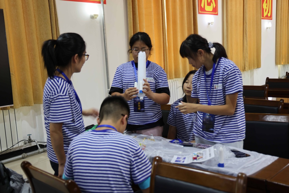 研学队员制作水火箭 王秀.jpg 金贝官网