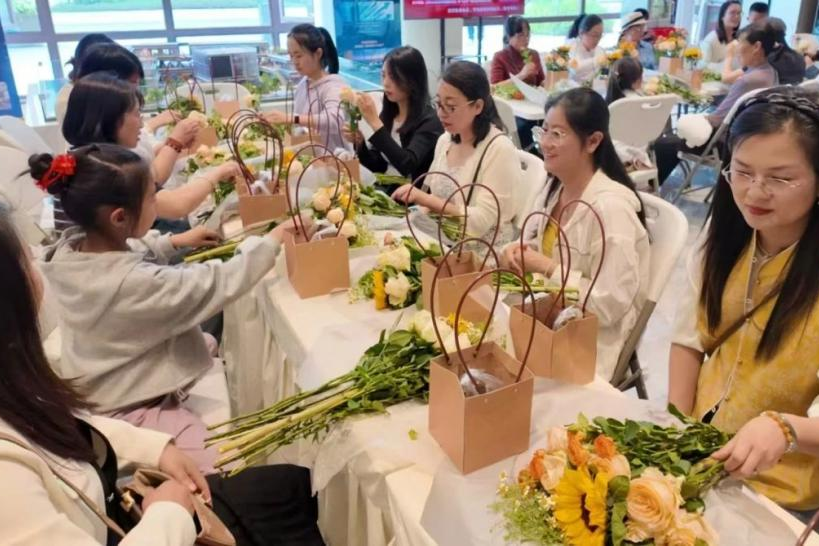 曲靖六十九医院“军嫂之家”插画活动.png 金贝官网