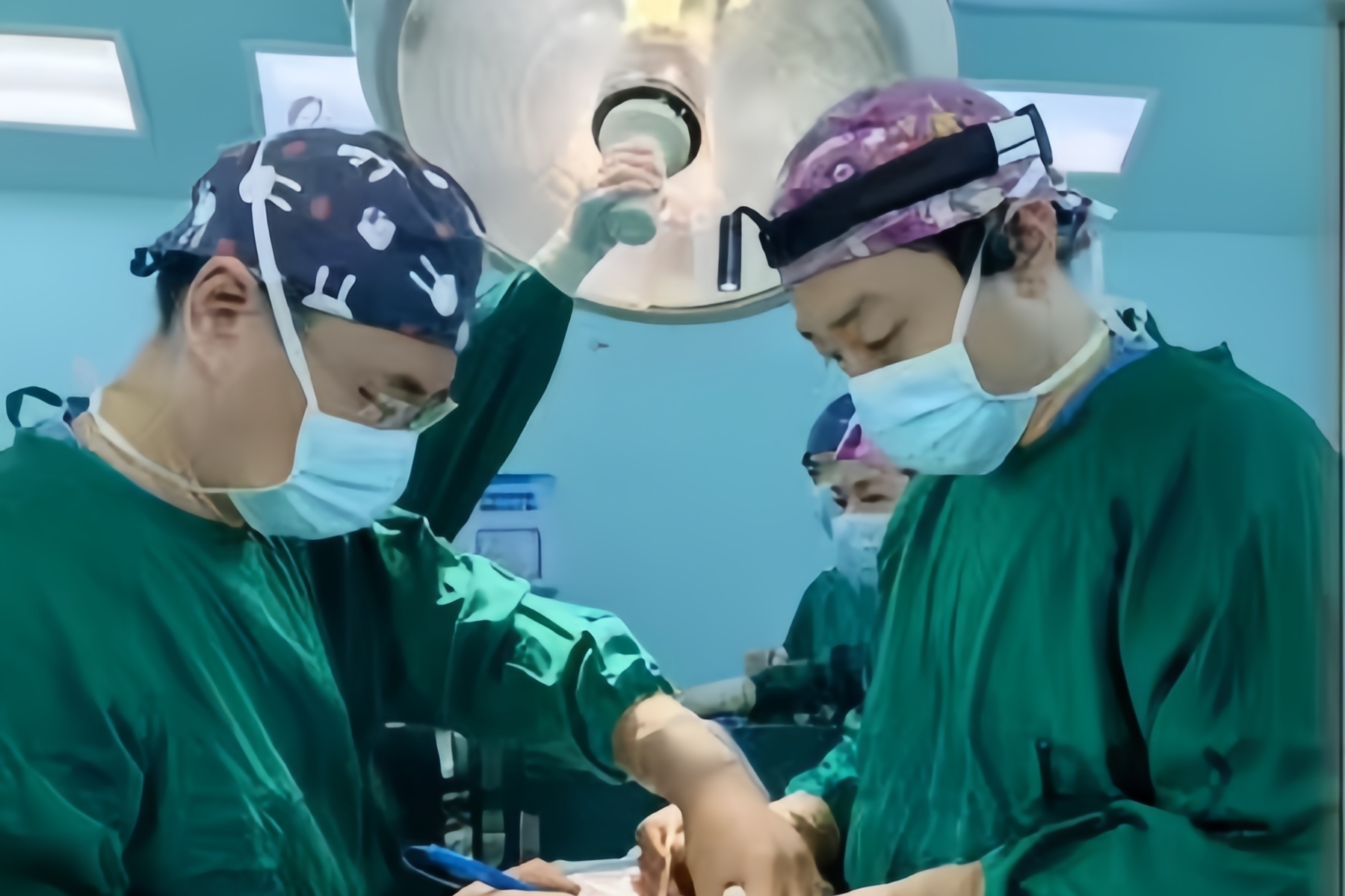 专家团队进行强直性脊柱炎后凸畸形矫正术 方清达_副本.jpg 金贝官网