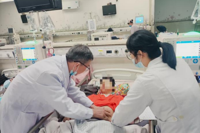 庄永泽教授进行查房问诊 方清达.png 金贝官网