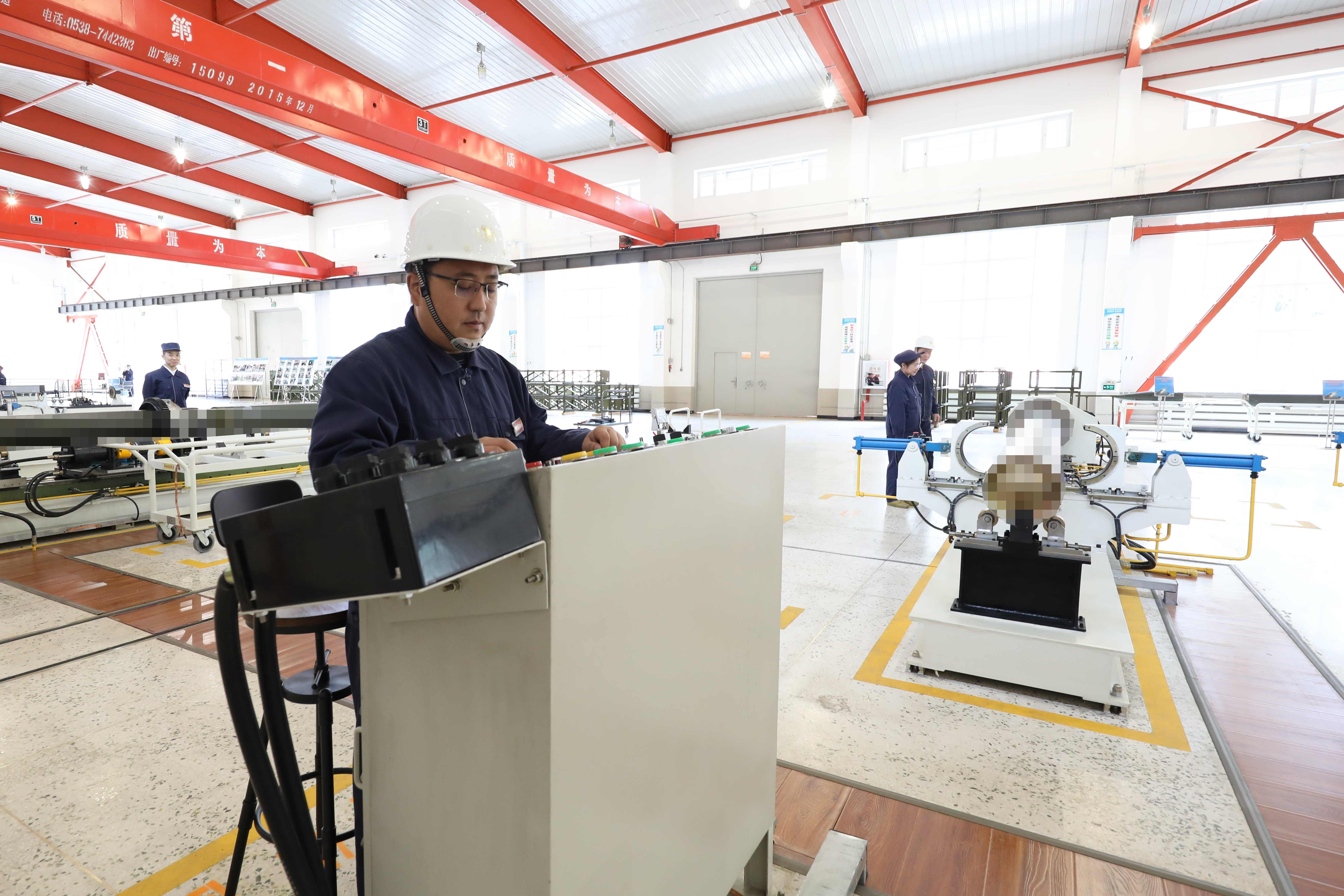 一线员工操作生产机器 张帅摄111.jpg 金贝官网