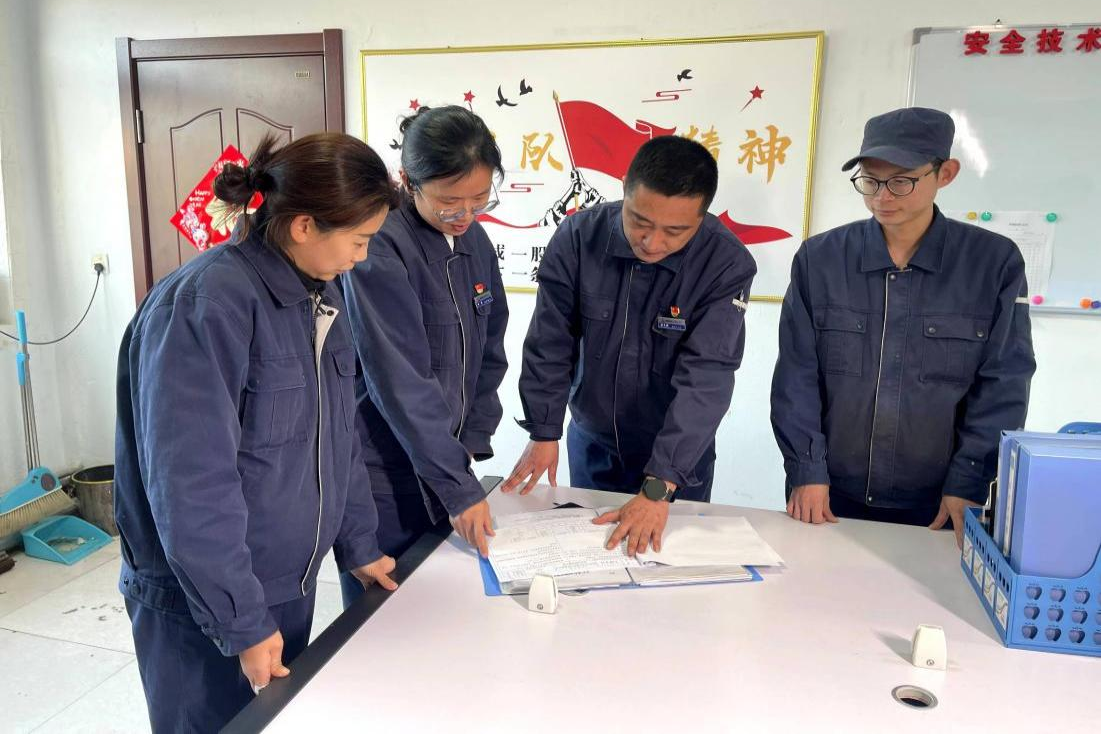 创新工作室党员集体研究工作改进举措 蔡威摄.png 金贝官网